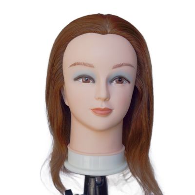Une tête d'entraînement pour cheveux humains pour professionnels.
